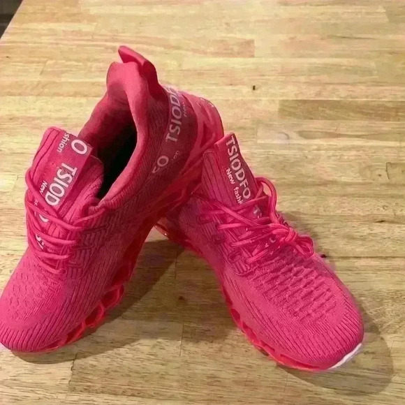 TSIODFO woman’s sneaker NWT - Picture 1 of 4